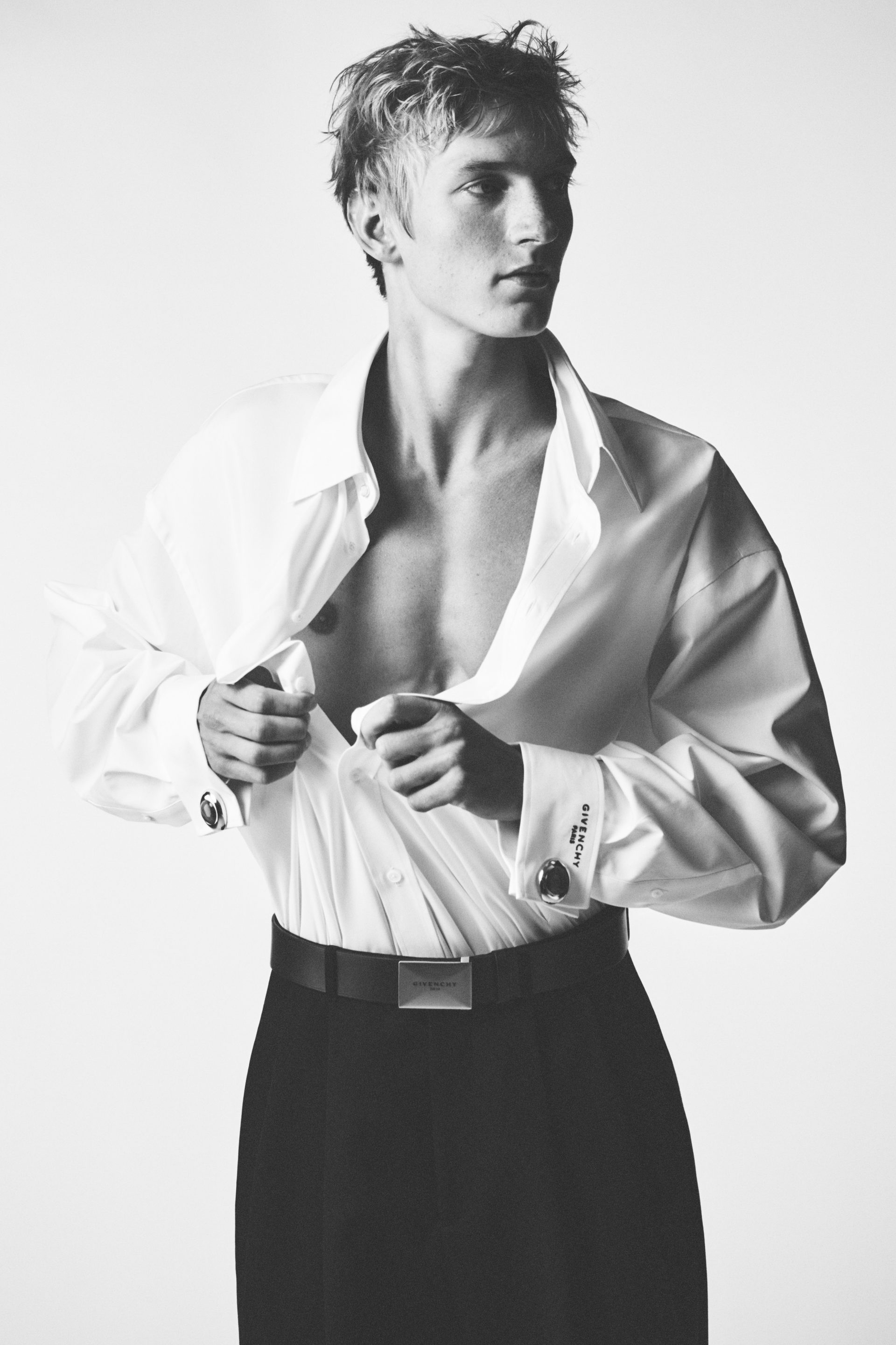 莎拉·伯顿 (Sarah Burton) 为纪梵希 (Givenchy) 推出首个完整男装系列 图 10