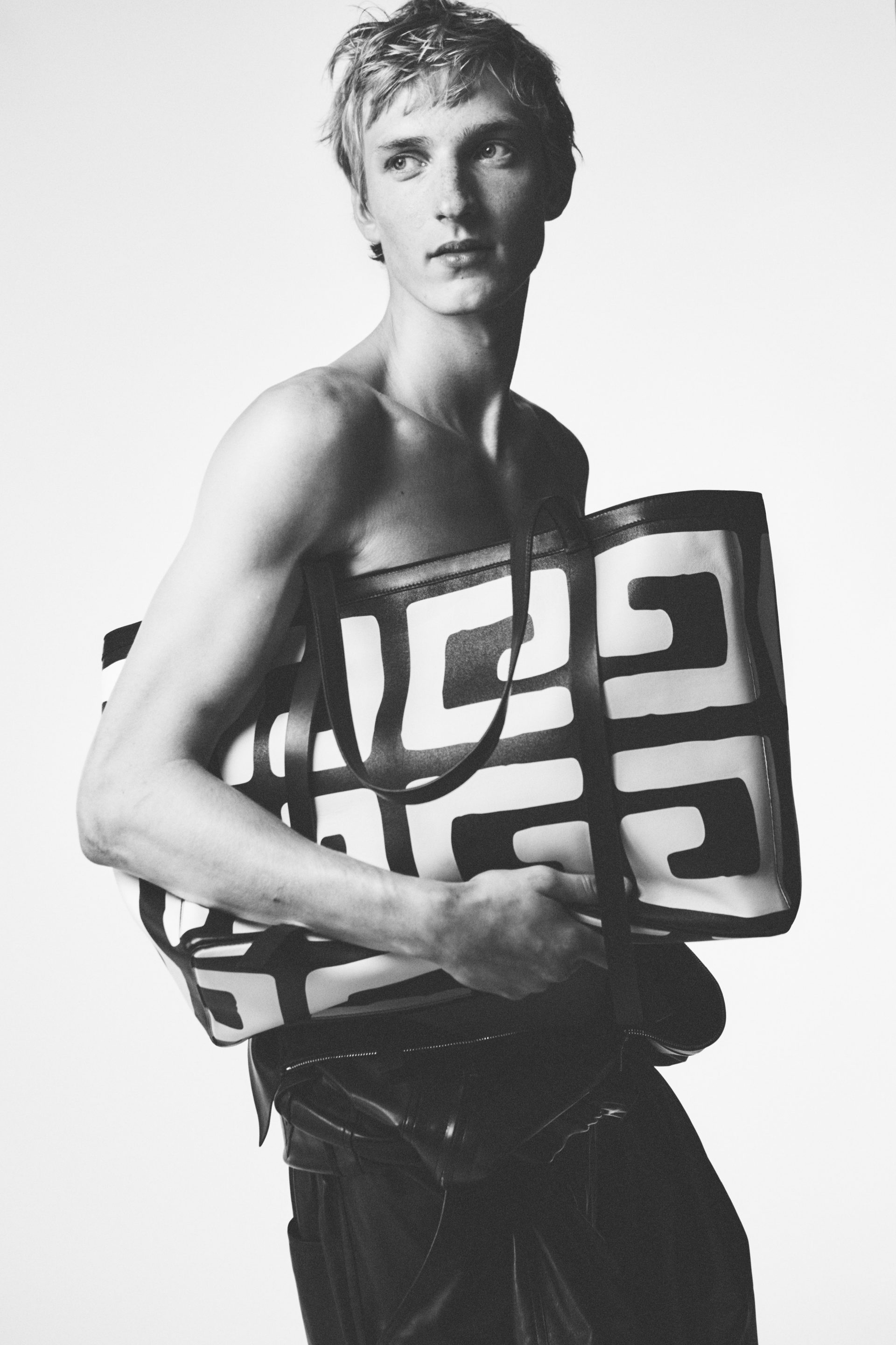 莎拉·伯顿 (Sarah Burton) 为纪梵希 (Givenchy) 推出首个完整男装系列 图 20