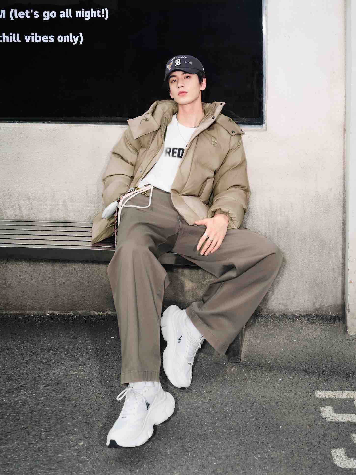 张凌赫演绎2025冬季奶咖棕复古羽绒服 图 6