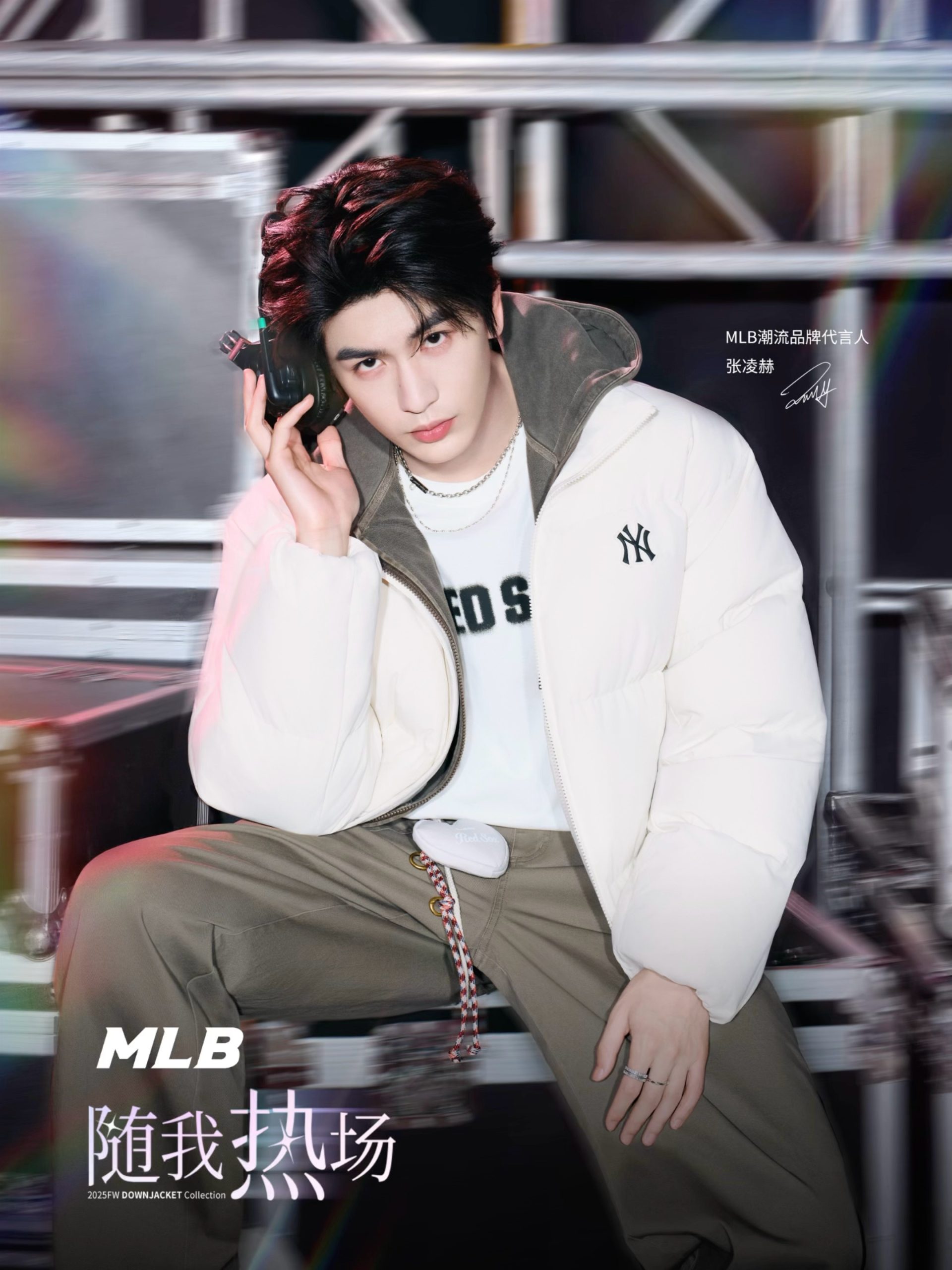 张凌赫演绎2025冬季奶咖棕复古羽绒服 图 4