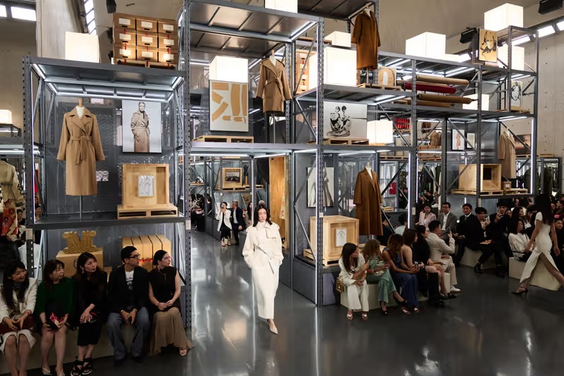 Max Mara 在上海龙美术馆盛大发布2027度假系列首秀及Max 75周年档案展