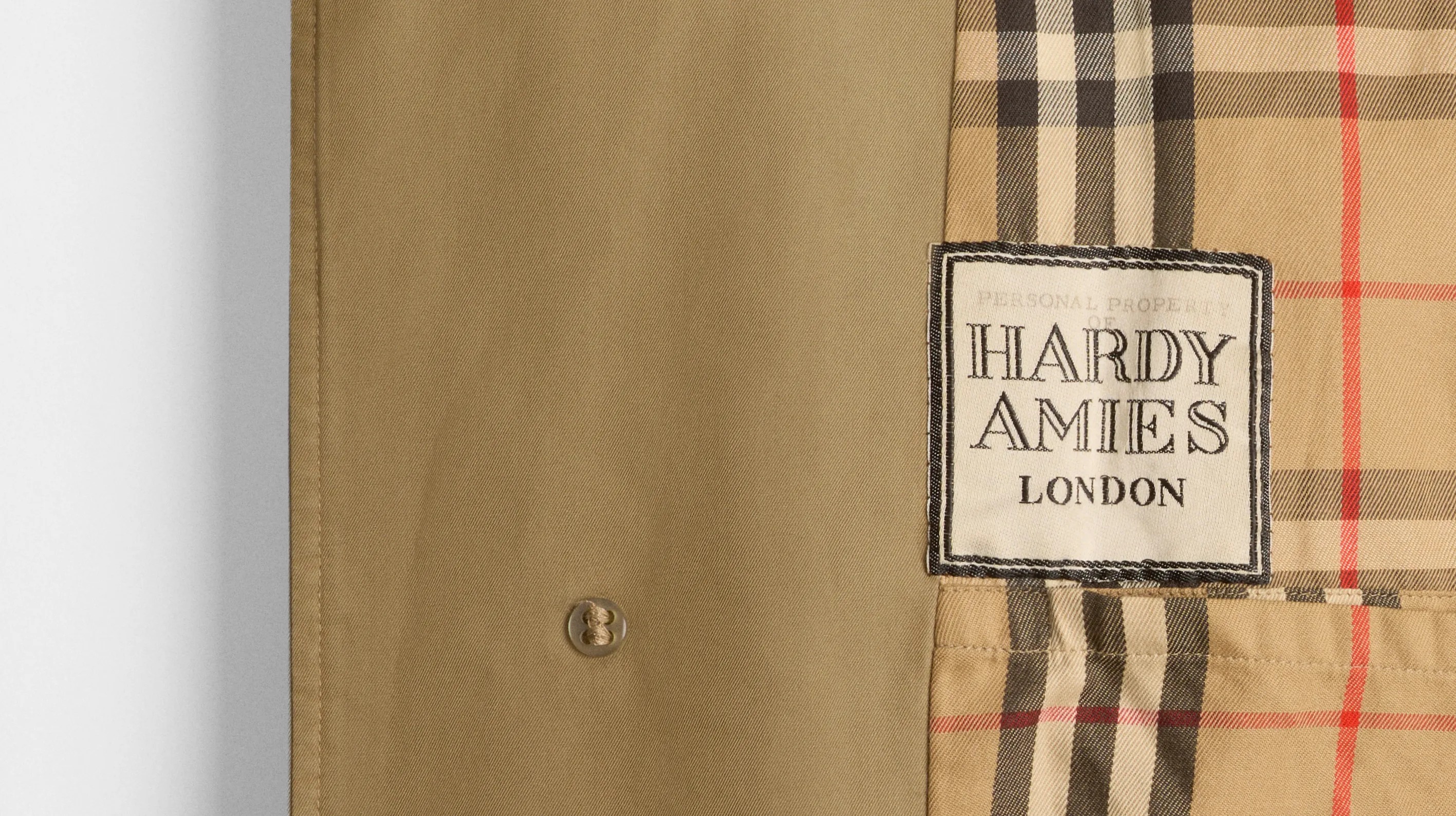 独家:V&A以新款风衣展致敬Burberry170年传承
